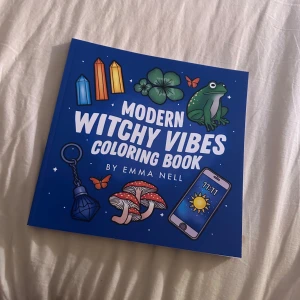 Modern Witchy Vibes Coloring Book - Oanvänd målarbok fylld med magiska motiv som kristaller, djur, astrologiska symboler och mystiska föremål. Perfekt för dig som gillar witchy estetik och vill släppa loss din fantasi med färger. 