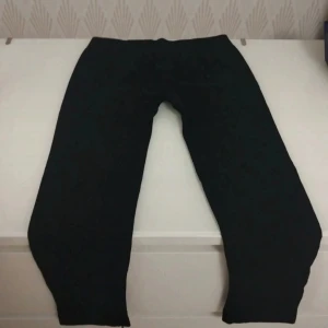 3 pack svarta tighta leggings - Svarta leggings med tight passform och hög midja. Perfekta för en chill vardagslook eller att matcha med en oversized hoodie. Mjukt och stretchigt material som sitter skönt hela dagen.