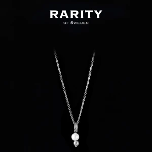 Pearl Ring Necklace - Silver: Silverhalsband med pärla - Stilrent halsband i silver från Rarity of Sweden med en rund vit pärla och en liten silverkula som hängsmycke. Kedjan är tunn och elegant, perfekt för dig som gillar minimalistisk design med en touch av lyx.
