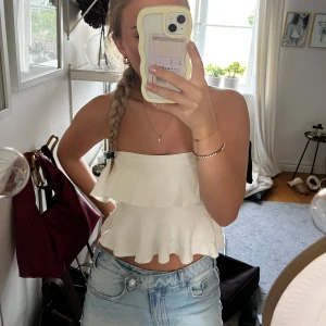 Topp från zara - Har gjort om toppen från ett linne till bandeu. Andra bilden visar hur toppen ser ut på insidan där jag klippt av banden☺️