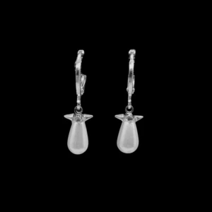Silver 925 örhängen  - Snygga örhängen i silverfärg med droppformade vita pärlor och små stjärndetaljer upptill. Silverfärg 925