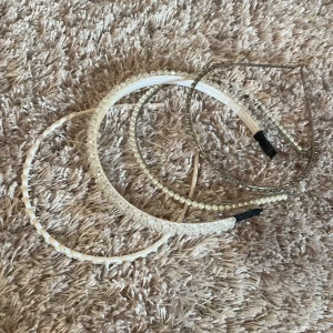 Paket med fyra vita och silvriga diadem - Fyra snygga diadem i vitt och silver, perfekta för att lyfta din look. Ett diadem med pärlor på metallband, ett med glittriga stenar, ett med pärlliknande plastdetaljer och ett med transparenta pärlor. Passar dig som gillar accessoarer med lite extra bling.