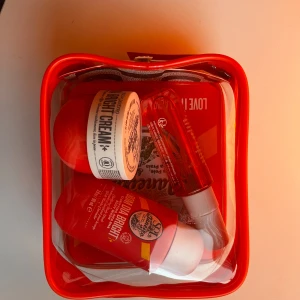 Sol de Janeiro Bom Dia Bright kit - OANVÄNT  - Kit med Sol de Janeiro Bom Dia Bright Cream (50 ml), body wash (90 ml) och en doftmist (30 ml) (serie;40). Alla produkter har en fräsch, fruktig doft och kommer i snygga röda och vita förpackningar. Perfekt för dig som älskar glow och vill ha en lyxig känsla. Säljer då jag fick de i present men tyvärr ej var så förtjust i doften 💕💕Det vill säga att allt är oanvänt!! Nypris ca 400 kr