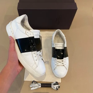 Valentino Open - Riktigt snygg valentino open i vitt och svart. Skorna är i bra skick. Du får med dustbag samt box och extra snören. Byten kan vara intressant 🤔 Skriv gärna vid funderingar 🤝Priset är ej hugget i sten 🪨 ✅