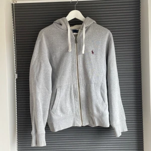 Ralph Lauren | Zip Hoodie  - Säljer nu denna sköna Ralph Lauren Hoodie i storlek M men passar även S. Skick: 6/10 finns få tecken av användning. Hör gärna av dig vid funderingar!
