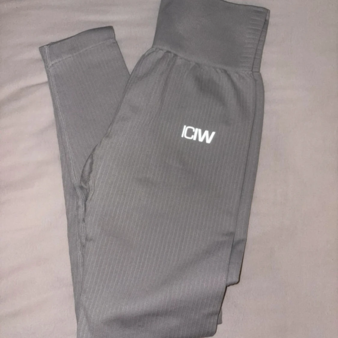 Grå ribbade leggings från ICANIWILL