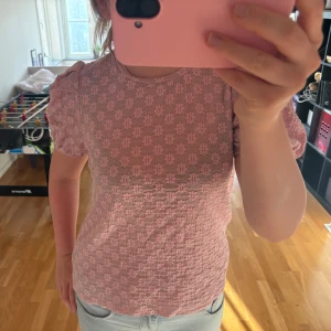 Rosa blommig blus med puffärm - Supersöt rosa blus med små blommor och puffiga korta ärmar. Använd men inga defekter eller liknande, pris är diskuterbart!!❤️❤️