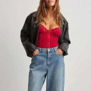 Röd spetskorsett - Säljer en röd korsett från NA-KD. Storlek S/70B. Aldrig använd. Nypris:349kr💓