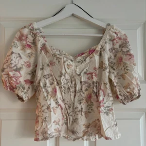 blommig topp - såå sjukt fin blommig topp😍💞💞