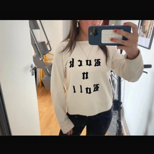 Zadig&Voltaire tröja - Super snygg Zadig tröja i super bra skick! Perfekt till allt och är en statement piece! 