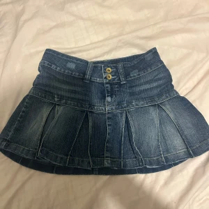 Jeanskjol - Säljer denna supersöta jeanskjolen som jag köpte men har aldrig använt. Midjebredden är 37 cm men den är strechig så passar mig som har 40 cm och har S/M i underdel. Kan mötas upp i Stockholm🩷