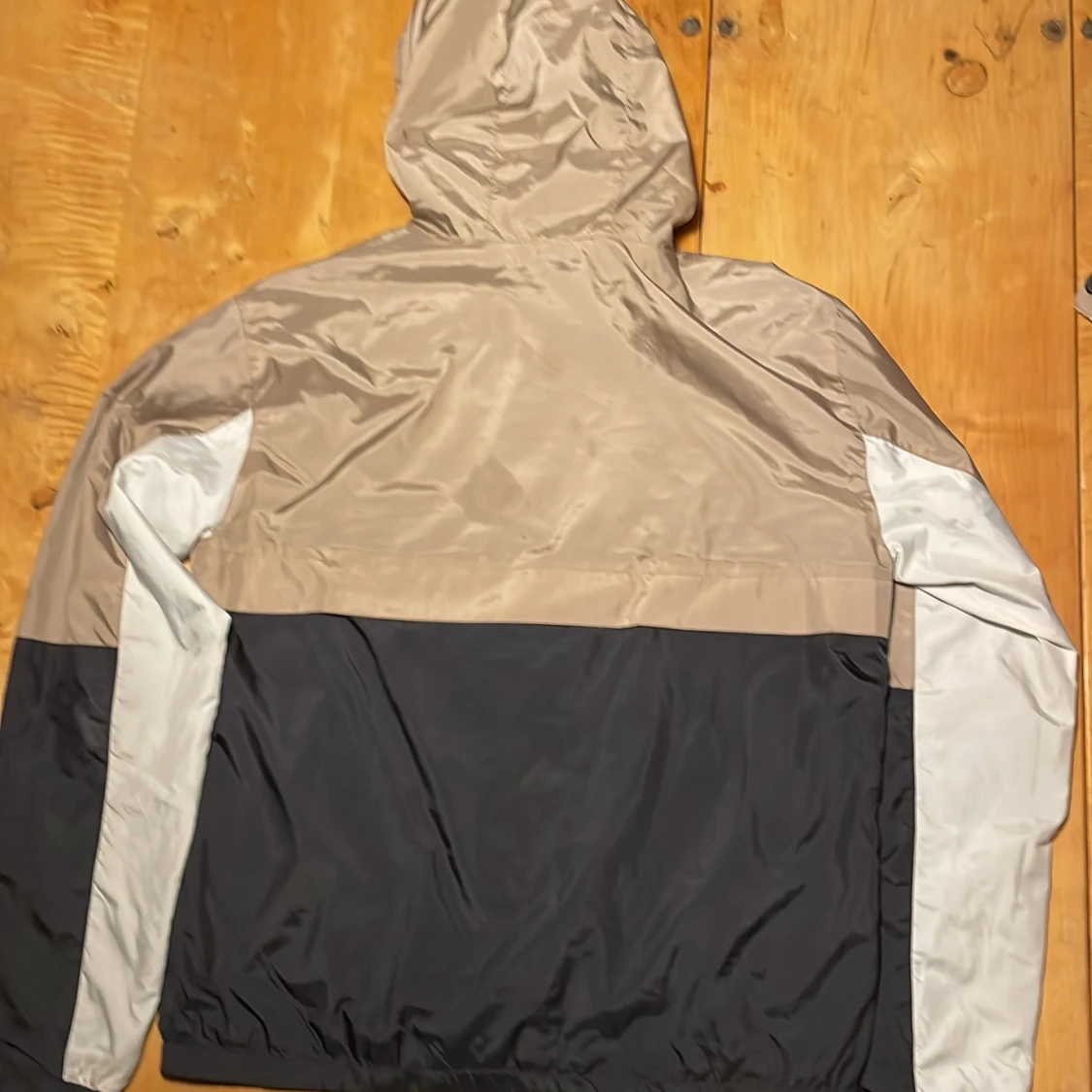 Beige och svart vindjacka med huva - 1