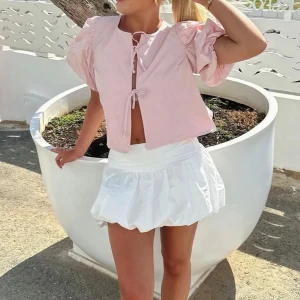 Rosa blus  - Ljusrosa blus med knytningar från Ginatricot, använd 1 gång så fortfarande som ny🌸