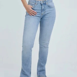 Jeans  - Snygga ljusblå jeans från bikbok med rak passform och mid midja. Klassisk femficksmodell i mjuk bomullsdenim med dragkedjegylf och läderpatch bak. Perfekta för dig som gillar en retroinspirerad look med moderna vibbar.