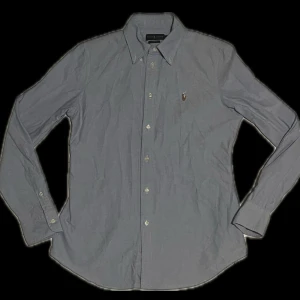  Ralph Lauren skjorta  - Tjena!! Säljer nu denna riktigt snygga Ralph Lauren skjortan!! | Skick: 10/10, riktigt bra!! | Storlek: M, men passar S!! | Ny pris: ungefär 1500kr. | Mitt pris: 449kr!!! | Skriv vid minsta fundering!! | 