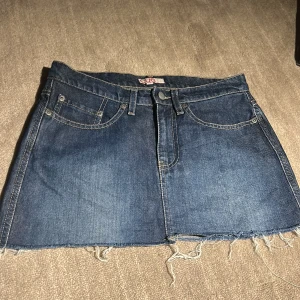 Blå jeanskjol från Cue - Säljer en blå jeanskjol från Cue, köpt på weekdays second hand avdelning.