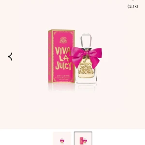 Juicy Couture Viva La Juicy parfym 50ml - Juicy Couture Viva La Juicy Eau de Parfum 50ml. Helt oöppnad i för backning. Flaskan är dekorerad med en stor rosa rosett och ett guldigt emblem. Kommer i en lyxig rosa och guldig kartong. Doften är känd för sina söta och fruktiga toner, perfekt för dig som gillar färgstarka och lekfulla parfymer.