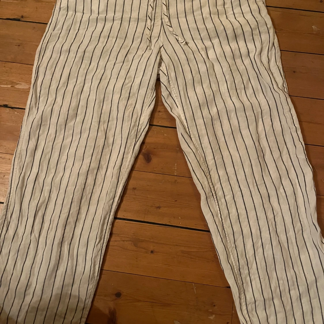 Randiga linnebyxor med snörning