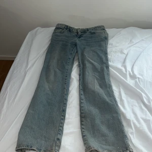 ljusblåa bootcut jeans  - säljer ett par ljusblåa bootcut jeans dom är lite smutsiga, men har använt 2 gånger. dom är ifrån gina tricot 