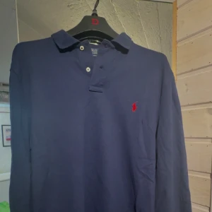 NYSKICK Ralph Lauren långärmad Piké. - Säljer nu denna långärmade Pikén/Quarter ”zip” från Polo Ralph Lauren! Tröjan är i nyskick och knappt använd, endast tvättad 1 gång! Jag köpte tröjan på semester i Skåne, Augusti 2024 på Ekbergs Herrockupering i Kristanstad och använde den på en middag sen under kvällen, Inte mer än det!  Prislapp finns fortfarande vid sidan om, nypris 1595 kr.  Har inte bråttom att bli av med den så svarar ej på skambud, kan tänka mig byta med pengar emellan t mig// David :)
