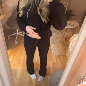 Lågmidjade svarta bootcut jeans  - Säljer ett par svarta lågmidjade jeans med bootcut passform. Andvänd 3 gånger