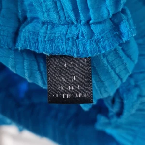 Blå oversized skjorta i bomull - Snygg blå skjorta i ett krinklat bomullstyg med avslappnad, oversized passform. Skjortan har klassisk krage, knappar framtill och långa ärmar. Perfekt för en chill och trendig look.