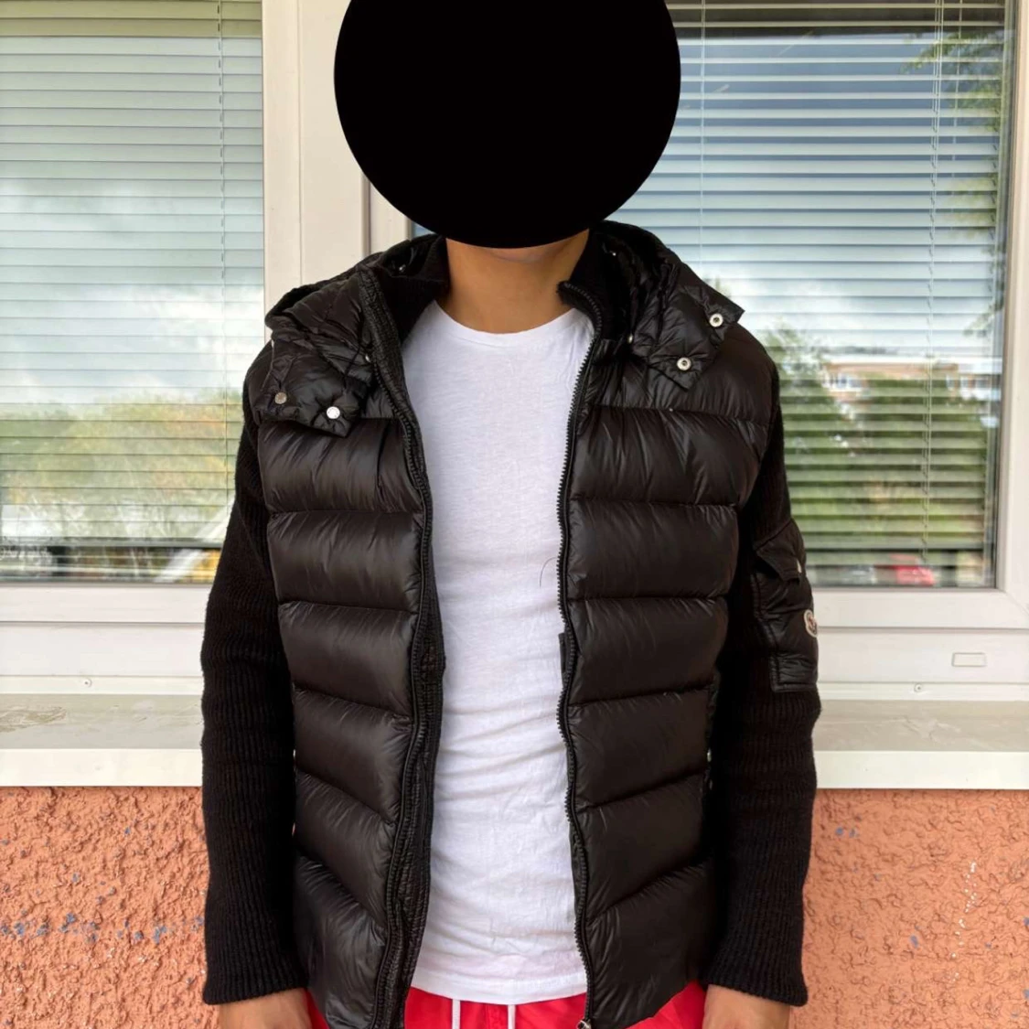 Svart dunväst med huva från Moncler - 1