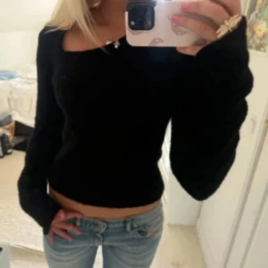 Svart långärmad stickad tröja - Säljer en svart stickad tröja med lång ärm och snygg fyrkantig halsringning. Modellen är figurnära och passar perfekt till jeans eller kjol. Tröjan är enkel men stilren och har en mjuk känsla som gör den skön att bära❤️❤️