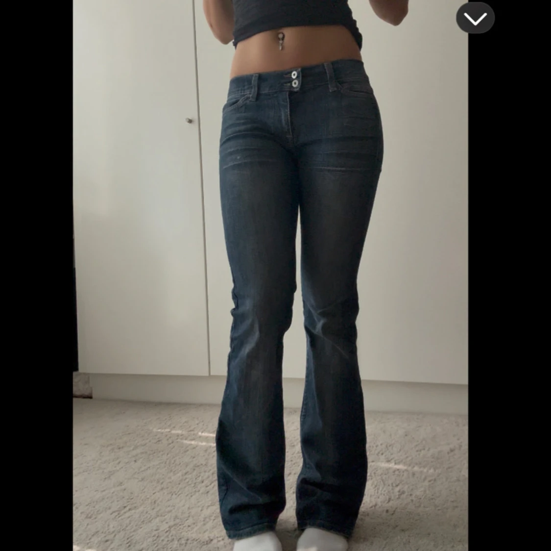 Mörkblå bootcut jeans med broderi - 1