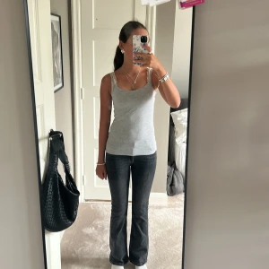 Mörkgrå jeans med utsvängning  - Ett par mörk grå snygga jeans som har perfekt passform och är sköna, dom klassiska vanliga fyra fickorna. Säljer för att dom är för små!💕