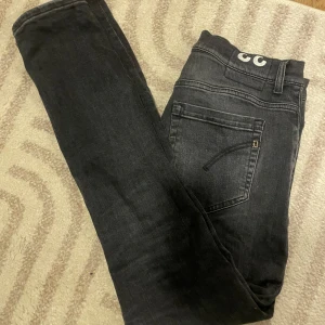 Dondup - Säljer dessa feta dondup George. Skulle säga 9/10 skick. Riktigt fet färg som funkar till typ allt. Bara att höra av sig vid frågor