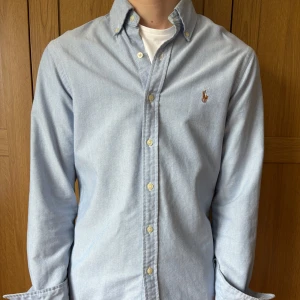 Ralph Lauren Skjorta - Säljer denna snygga Ralph Lauren skjorta i en ljusare blå färg i storlek Small(Slim fit)