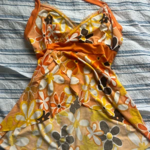 Blommig halterneck topp - Superfin halterneck topp med. Toppen har omlott-v-ringning och spets längst urringningen. Köpt second hand men knappt använd💕