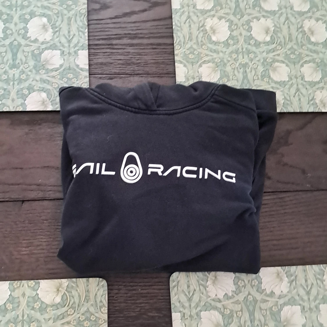 Svart hoodie från Sail racing - 4