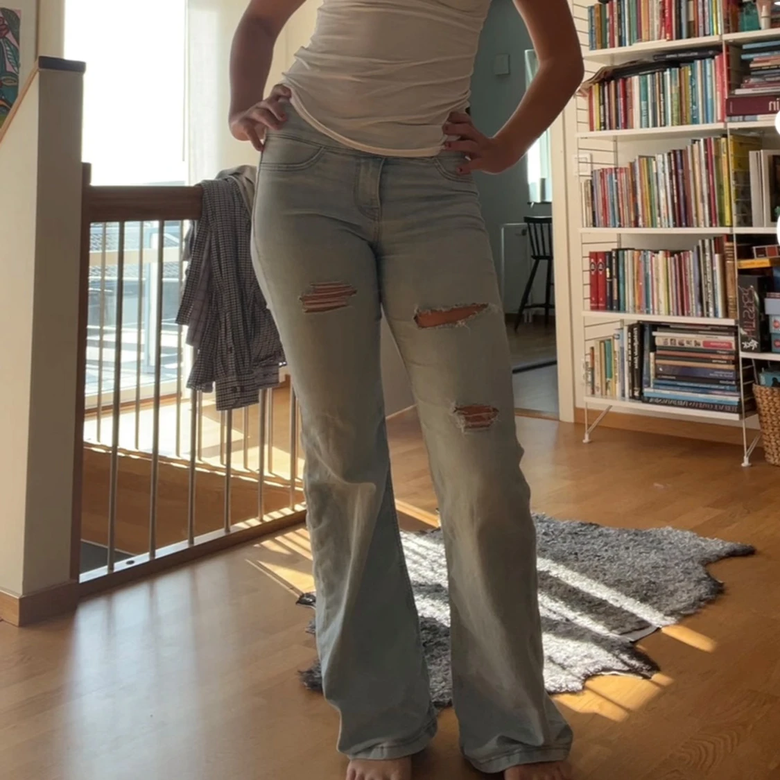 Ljusblå bootcut jeans med slitningar