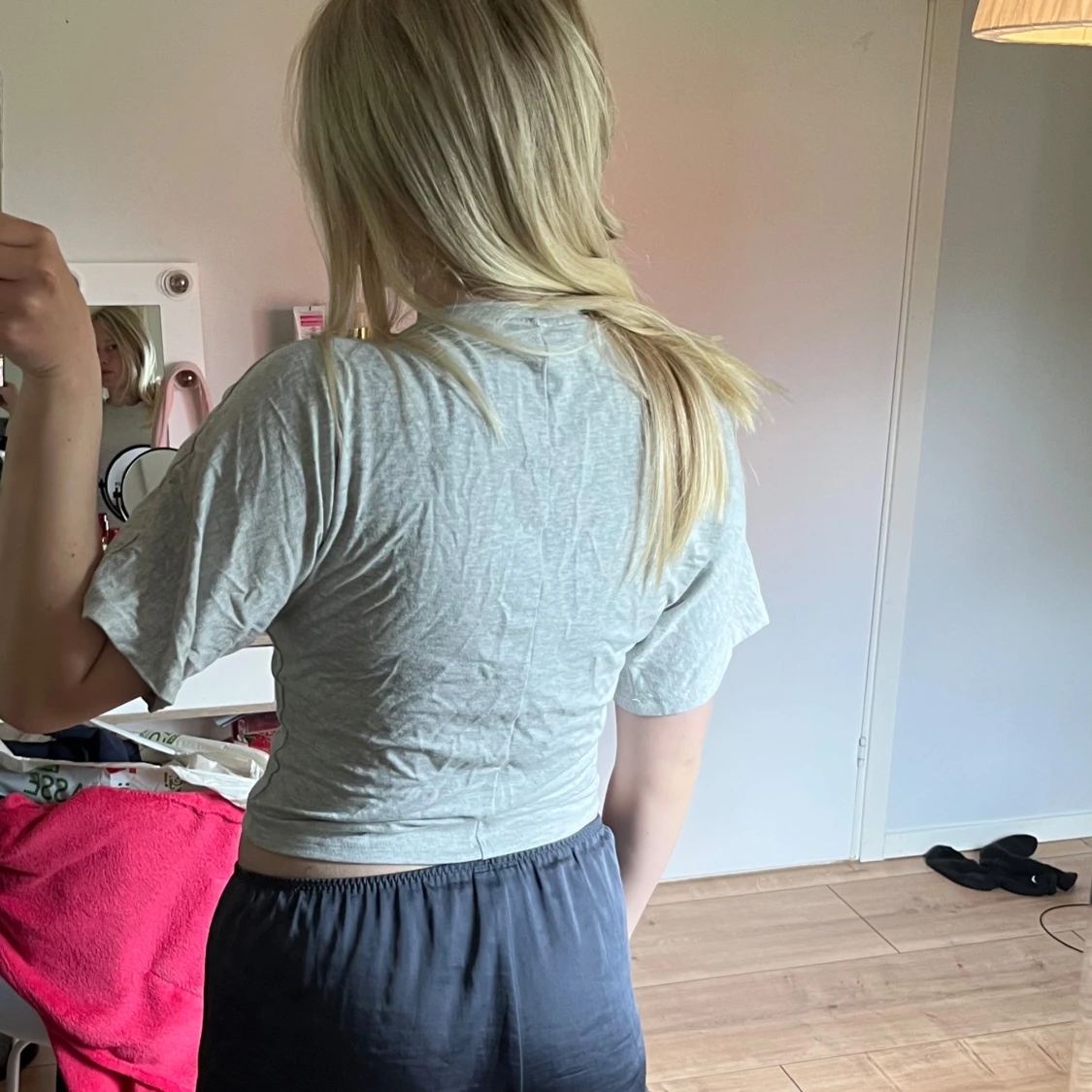 Ljusgrå croppad t-shirt - 1