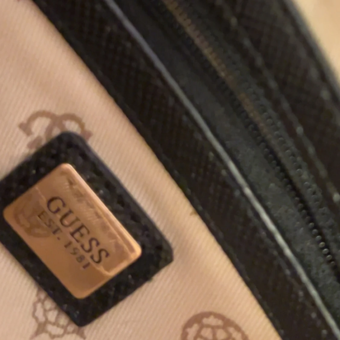 Svart Guess Noelle handväska - 1