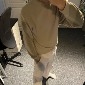 Beige sweatshirt från Monki XXS - Enkel och stilren beige sweatshirt från Monki i storlek XXS. Tröjan har rund halsringning, långa ärmar och en relaxed passform. Perfekt för en chill och avslappnad look. Tillverkad i mjuk bomull för skön känsla hela dagen.