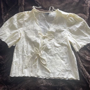 Gul topp - Jättesöt ljus-gul topp, nyskick ändast använd 1 gg❤️