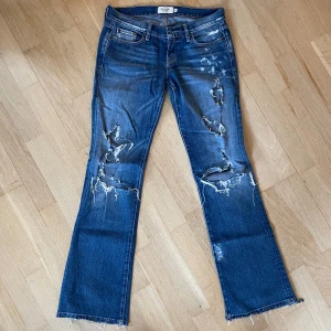 Abercrombie & fitch jeans - Lowwaist jeans som är flared. Köpta här men säljer eftersom de var för små för mig🌸
