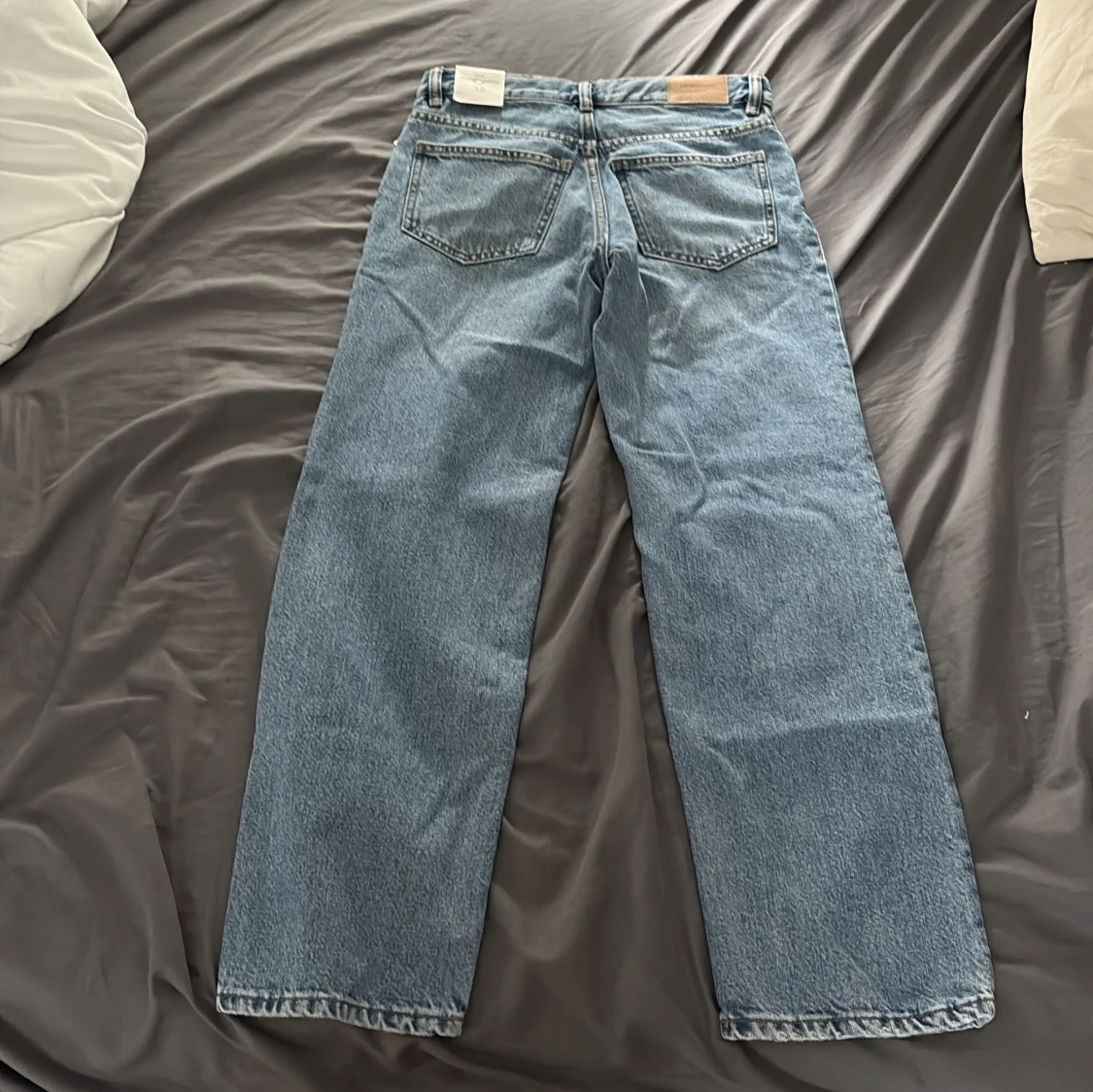 Low straight petite jeans i ljusblå denim - 1