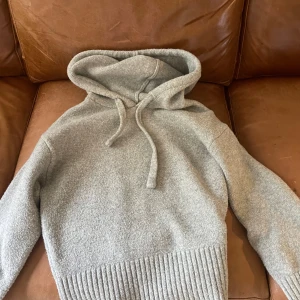 Zara tröja - Säljer den här tröjan från Zara i storlek S! Använd men inga fläckar/hål💕 