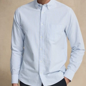 Blå & Vit Randig Casual Fit Oxfordskjorta - Hej, säljer en Blå & Vit Randig Casual Fit Oxfordskjorta från John Henric. Skjortan är använd ett par gånger men den har inga skador eller märken. Nypris var 899 kr, säljer den för 250 kr. Priset går att diskuteras. Storleken är 39