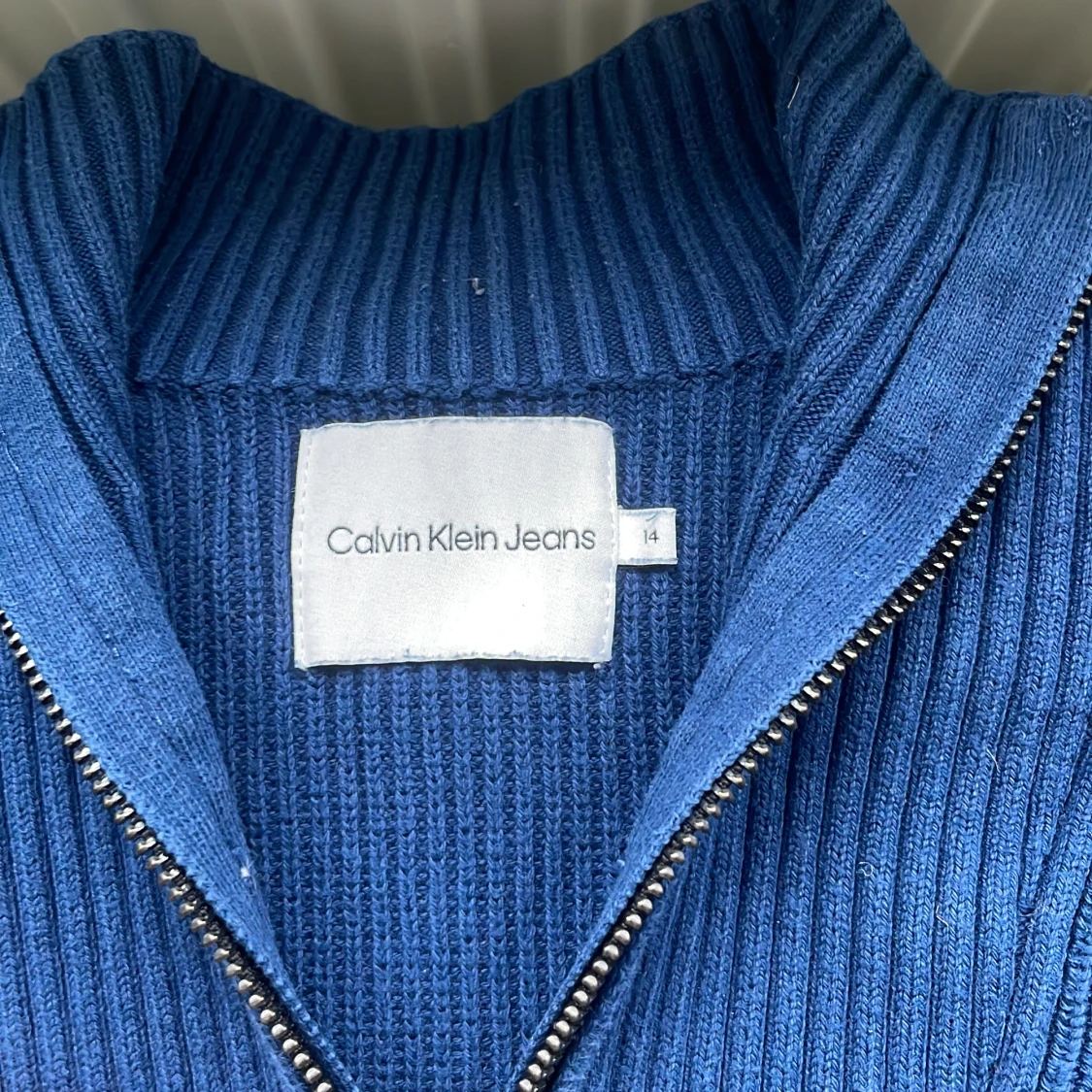 Blå stickad half zip från Calvin Klein - 2