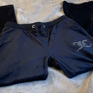 mörkblå juicy couture byxor - mörkblå juicy couture byxor köpta från kidsbrandstore. säljer byxorna pga att de är för små, byxor har endast en fläck som du kan se på bilden.