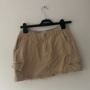Lågmidjad kjol  - Säljer denna skitsnygga cargo kjolen som är lågmidjad 💋 passar perfekt till sommaren och festivaler!!