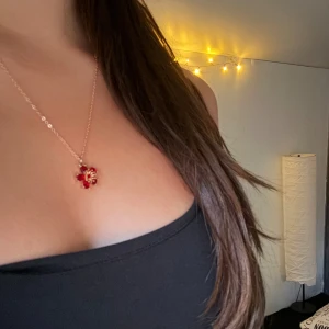 Färgglada pärlsmycken och halsband - Säljer ett paket med smycken: ett halsband med röd blomformad berlock i guldton, ett armaband med små pärlor i grönt, vitt och silver, samt två armband med mixade pärlor i vitt, guld och beige. Perfekt för dig som gillar unika och färgglada accessoarer. Allt är handgjort alla armband kostar 69kr och halsbandet kostar 89kr