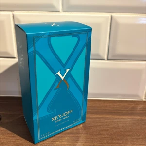 1000 st - oöppnade/ 100ml - Betsöllde en parfym och fick med dom här men vill inte ha dom så vill säälja för kunde inte returnera tillbaka 