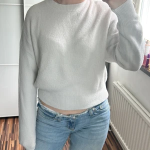 Vit  stickad tröja - Så fin!!