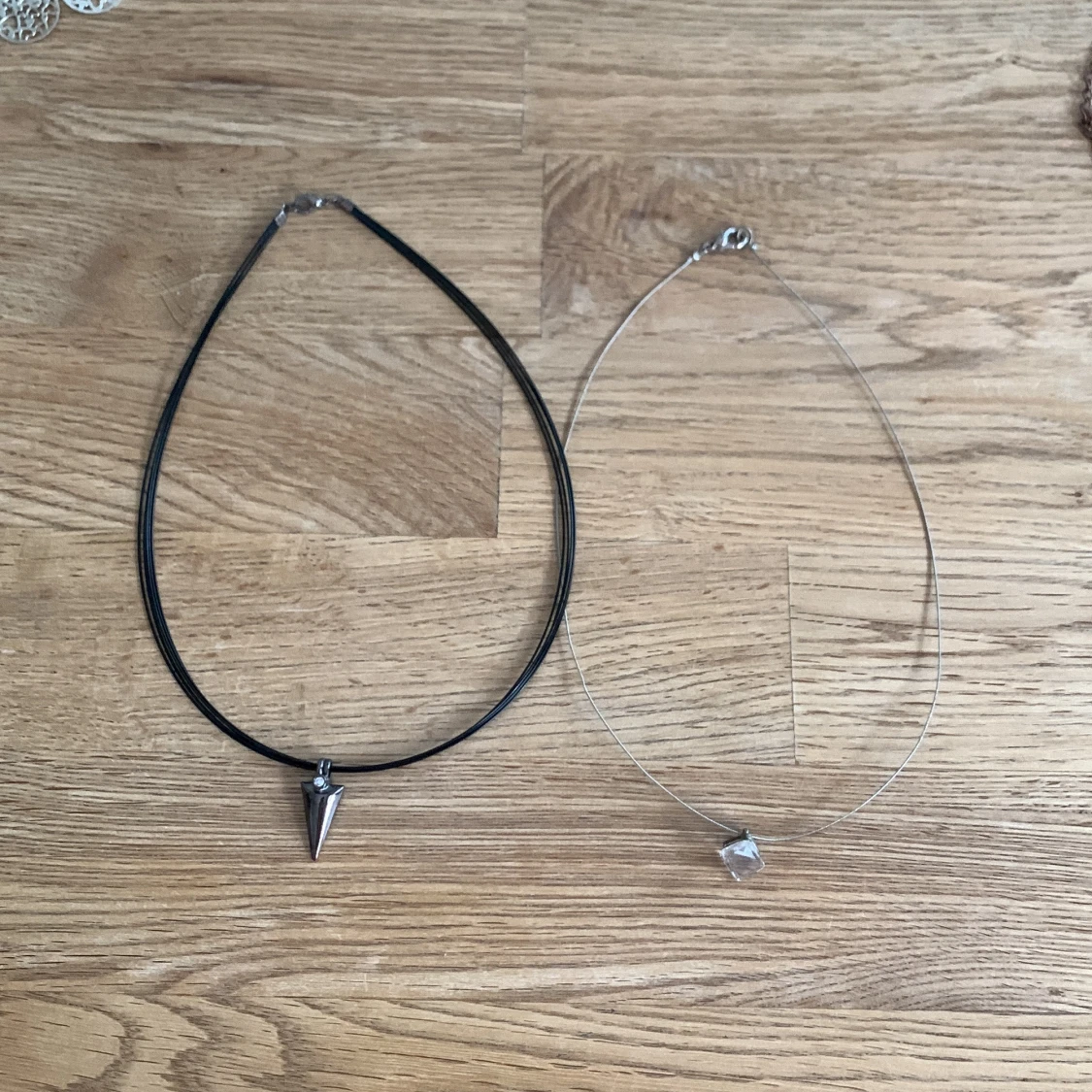 Två minimalistiska halsband med hängen